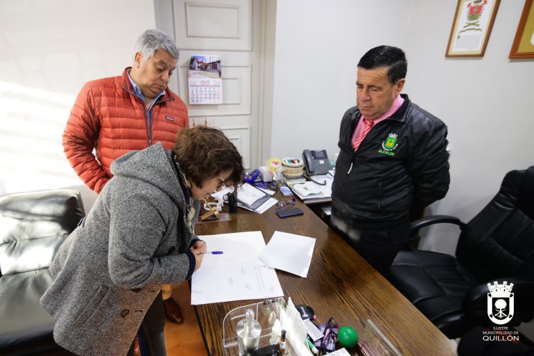 Firmar el decreto que hace acreedoras de recursos frescos a sus unidades vecinales