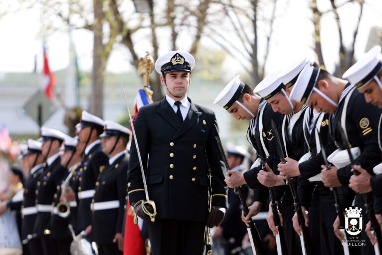 Más de 5.000 personas desfilaron en homenaje a los 214 años de la junta de gobierno