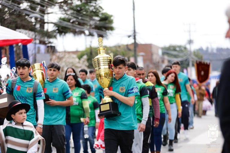 Más de 5.000 personas desfilaron en homenaje a los 214 años de la junta de gobierno