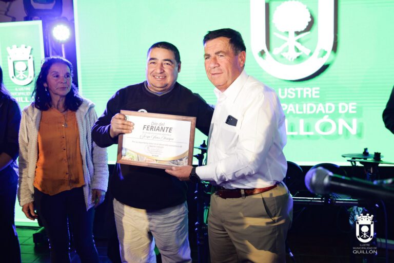 Feriantes de Quillón recibieron reconocimiento en celebración de su día