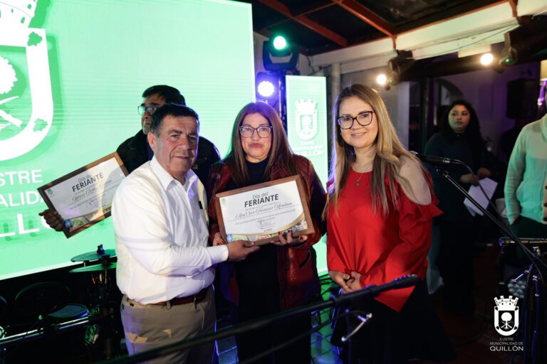 Feriantes de Quillón recibieron reconocimiento en celebración de su día