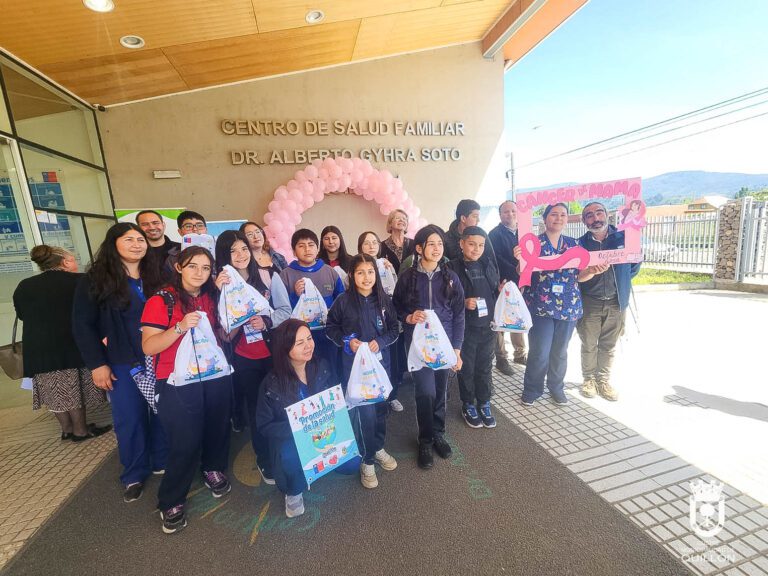 Profesionales del CESFAM y la OMM realizaron difusión sobre la prevención del cáncer de mama