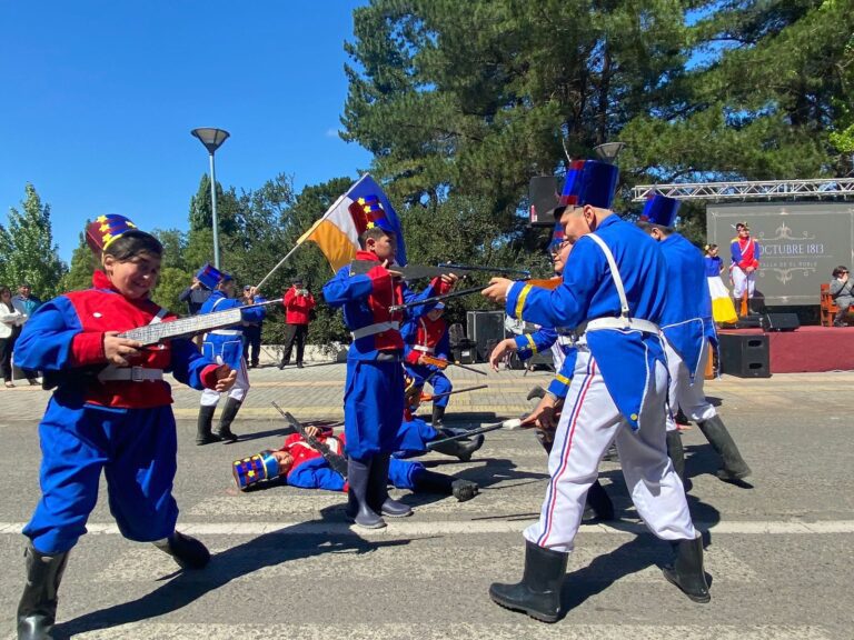 Estudiantes de Quillón y Bulnes lideraron masivo desfile conmemorativo de la batalla de El Roble