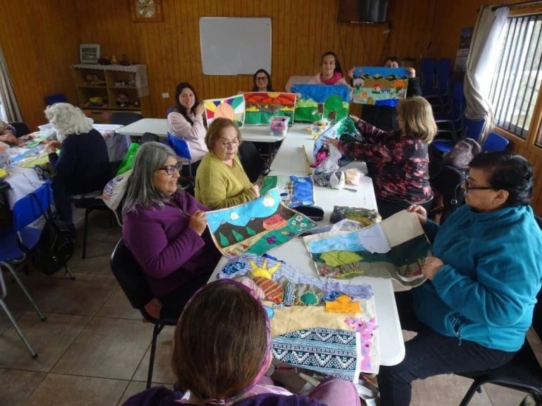 Municipio busca potenciar la autonomía económica de 26 mujeres con taller de arpillera