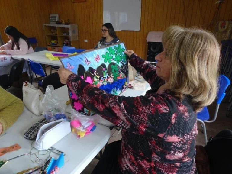 Municipio busca potenciar la autonomía económica de 26 mujeres con taller de arpillera