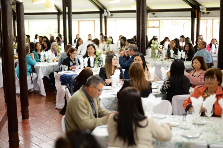 Asistentes de la educación celebraron su día con premiaciones y música