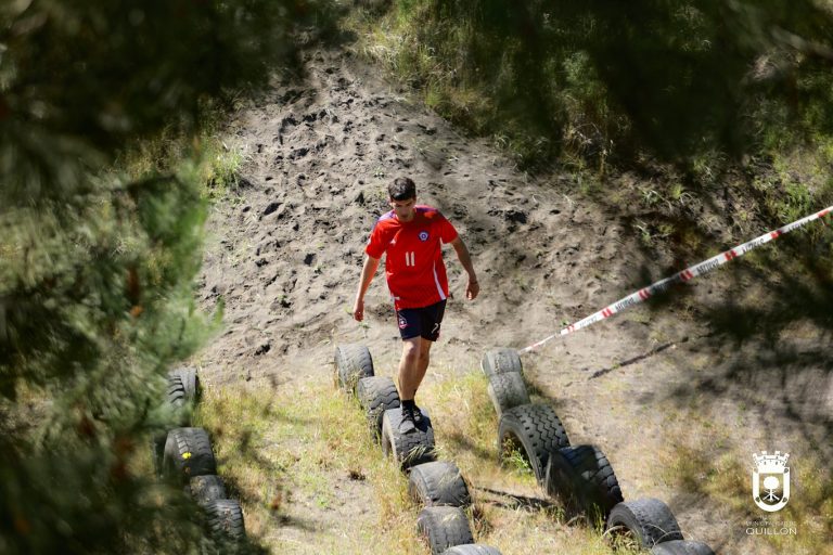 Escolares se titularon de gladiadores en circuito espartano de Quillón