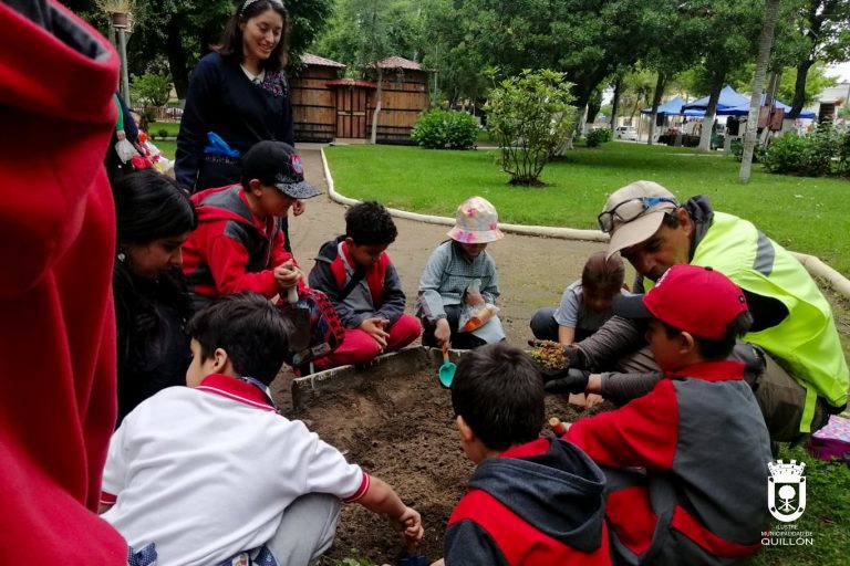 Unidad de Medioambiente y Colegio Quillón realizaron trabajo de hermoseamiento de la plaza cívica