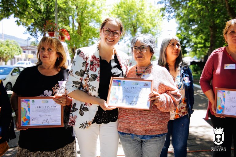70 mujeres de Quillón se certificaron en técnicas de vellón y arpillera