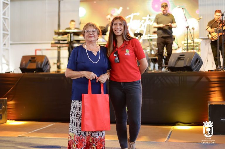 Con cotillón y música tropical se celebraron los “AÑOS DORADOS” EN Quillón