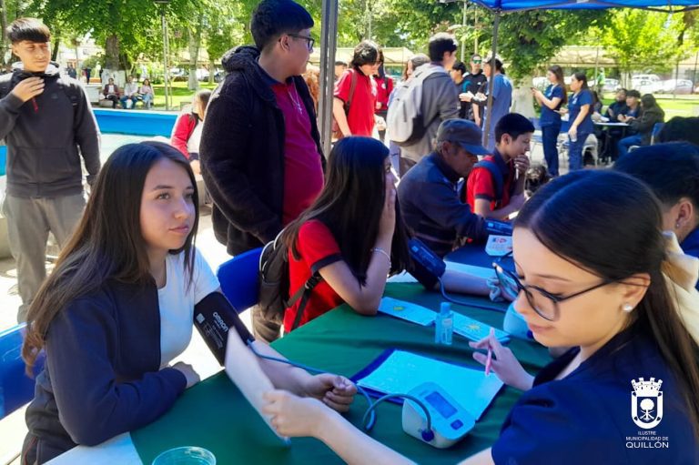 Durante toda la mañana estuvieron en la plaza cívica de Quillón, estudiantes de Enfermería de la Universidad Adventista de Chile (UNACH)