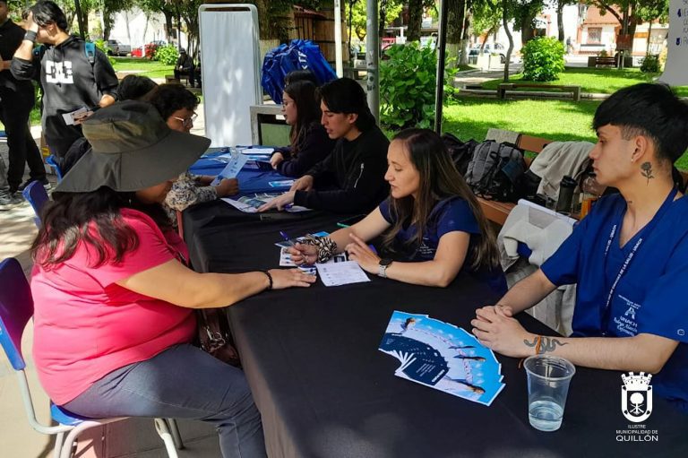 Durante toda la mañana estuvieron en la plaza cívica de Quillón, estudiantes de Enfermería de la Universidad Adventista de Chile (UNACH)