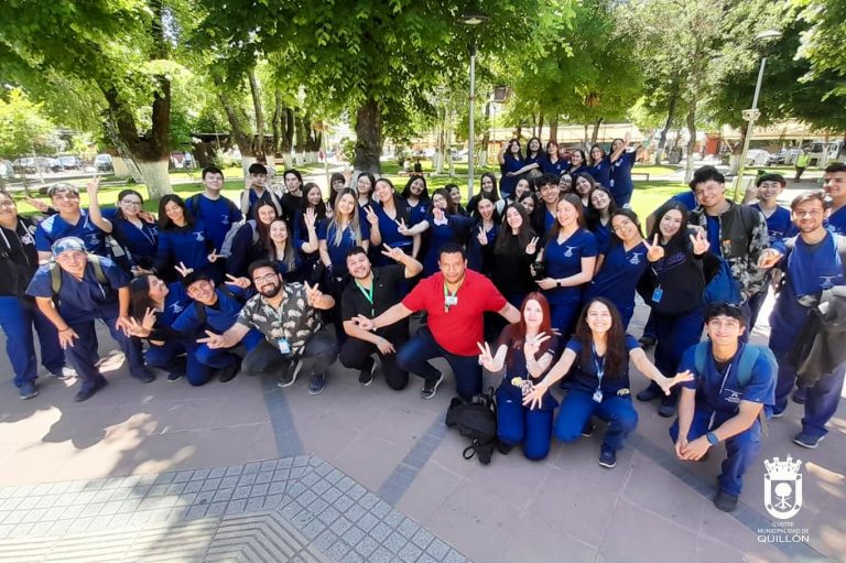 Durante toda la mañana estuvieron en la plaza cívica de Quillón, estudiantes de Enfermería de la Universidad Adventista de Chile (UNACH)
