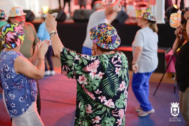 Con cotillón y música tropical se celebraron los “AÑOS DORADOS” EN Quillón