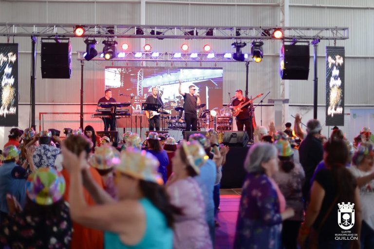 Con cotillón y música tropical se celebraron los “AÑOS DORADOS” EN Quillón