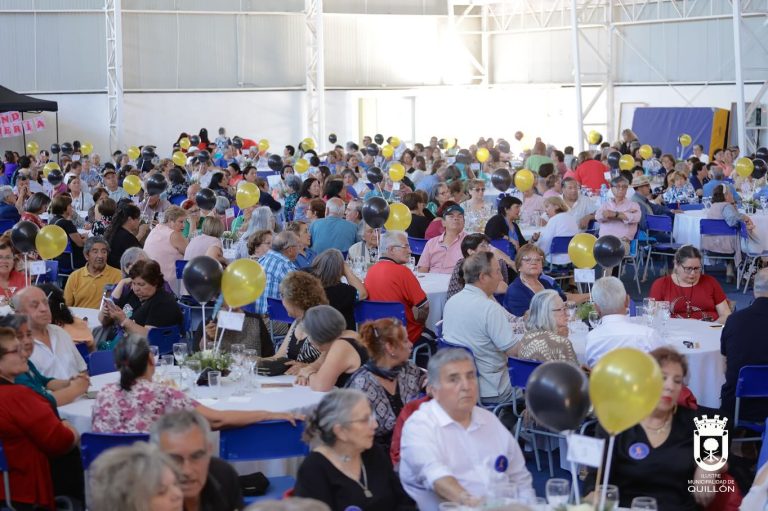 Con cotillón y música tropical se celebraron los “AÑOS DORADOS” EN Quillón