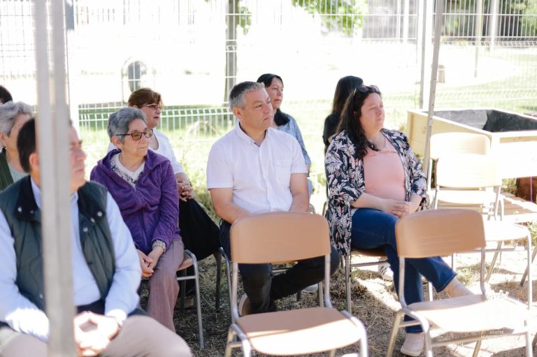 Vecinos de Portal del Valle recibieron insumos de vermicompostaje para implementar en su sector