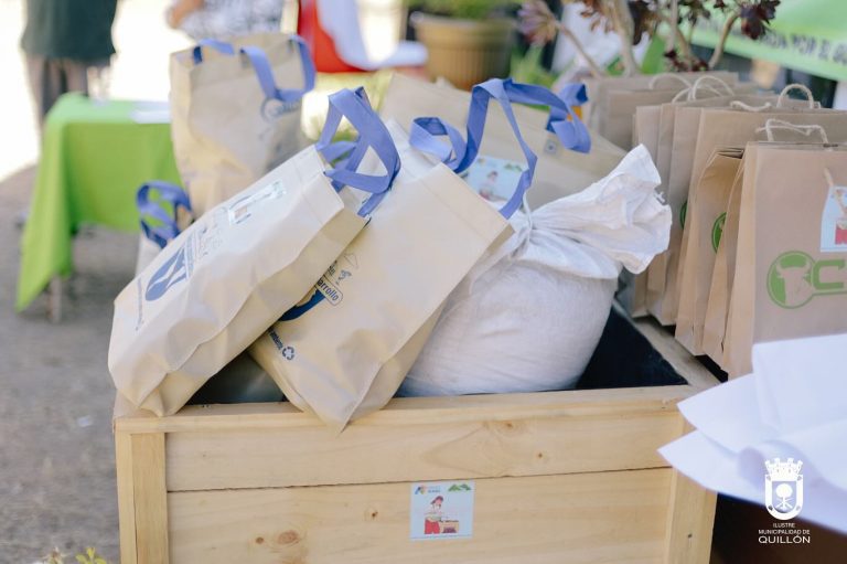 Vecinos de Portal del Valle recibieron insumos de vermicompostaje para implementar en su sector