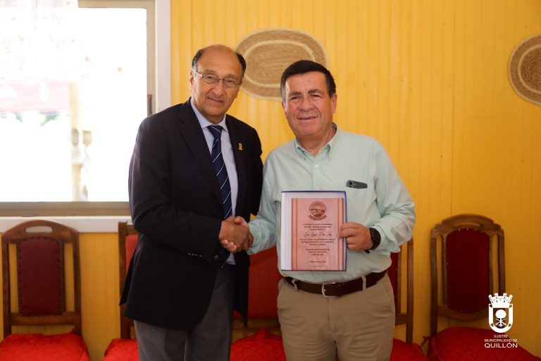 Alcalde Miguel Peña y concejala Miriam Pérez recibieron reconocimientos en su despedida de la Asociación del Valle del Itata