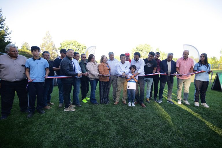 Alcalde Miguel Peña y gobernador Óscar Crisóstomo inauguraron nueva cancha de pasto sintético del sector El Casino