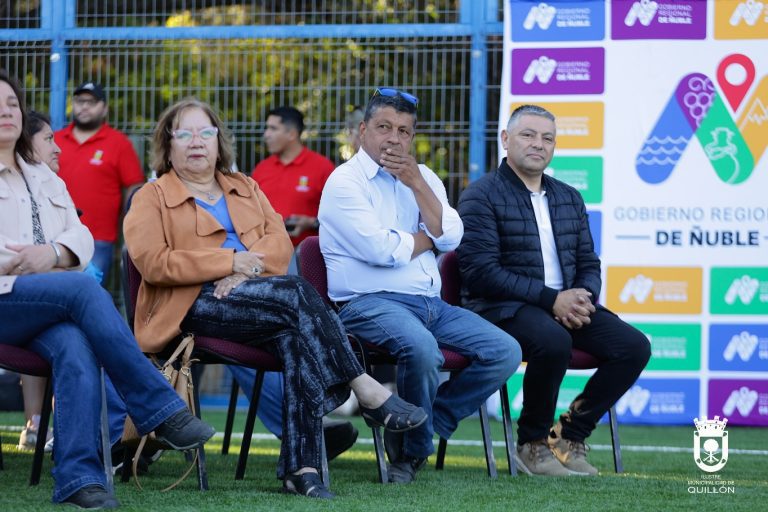 Alcalde Miguel Peña y gobernador Óscar Crisóstomo inauguraron nueva cancha de pasto sintético del sector El Casino