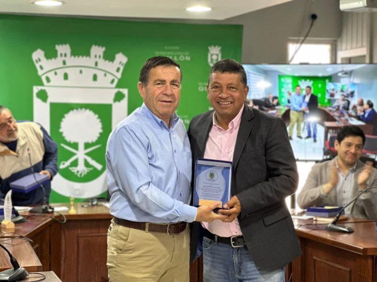 Alcalde Miguel Peña Jara entregó reconocimientos a los miembros del Concejo Municipal en su última sesión