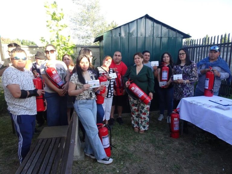 Vecinos de Villa Eben Ezer recibieron extintores y una central de alarmas para su sector