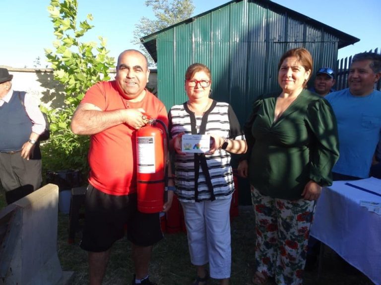 Vecinos de Villa Eben Ezer recibieron extintores y una central de alarmas para su sector