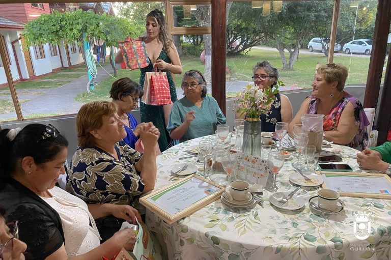Usuarios del Centro de Día para Adultos Mayores (Cediam) Quillón adelantaron la Navidad