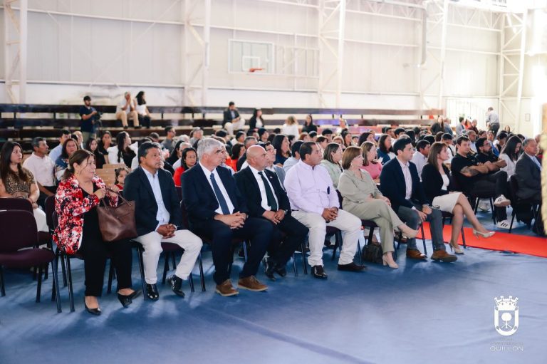 Fueron 50 los estudiantes del liceo Bicentenario Luis Cruz Martínez, los que recibieron sus certificados de título