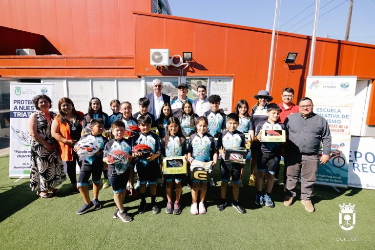 Atletas del Club Triatlón Quillón recibieron equipamiento e indumentaria para su desarrollo deportivo