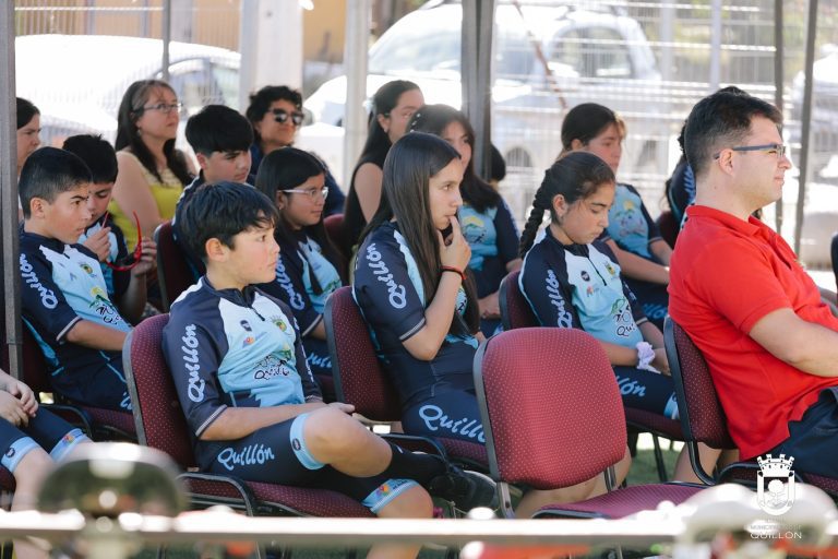 Atletas del Club Triatlón Quillón recibieron equipamiento e indumentaria para su desarrollo deportivo