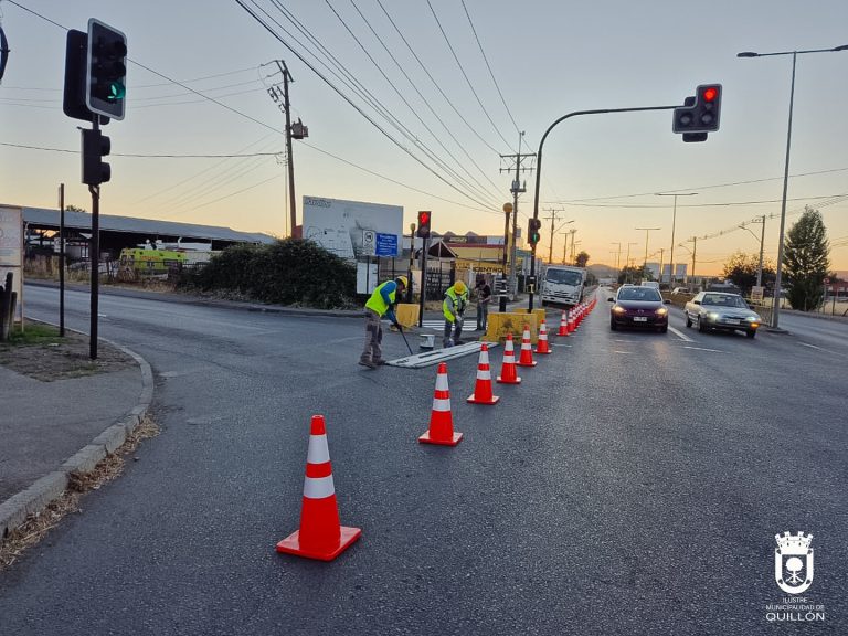 Funcionarios de la Dirección de Tránsito y las unidades de Maquinaria y Prevención de Riesgos, estuvieron hasta altas horas de la noche realizando demarcación vial, en el cruce de la Ruta N78 a Nueva Aldea.