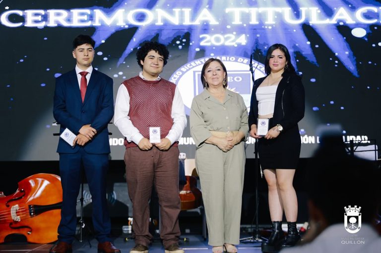 Fueron 50 los estudiantes del liceo Bicentenario Luis Cruz Martínez, los que recibieron sus certificados de título