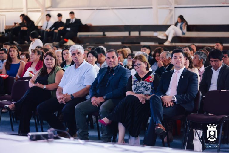 Un total de 70 estudiantes de cuarto año del liceo Bicentenario Luis Cruz Martínez, recibieron sus licencias de Enseñanza Media, ante un gran marco de público