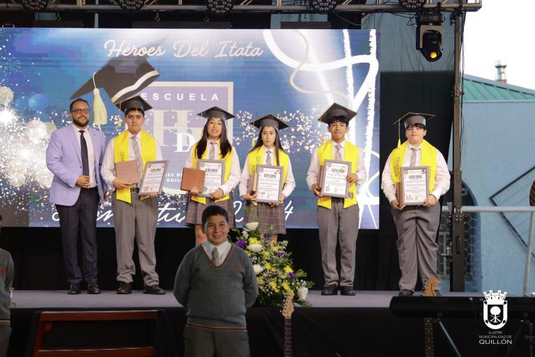 Un total de 47 alumnos y alumnas de la escuela Héroes del Itata recibieron las licencias de promoción de Octavo Año Básico a Primer Año Medio.