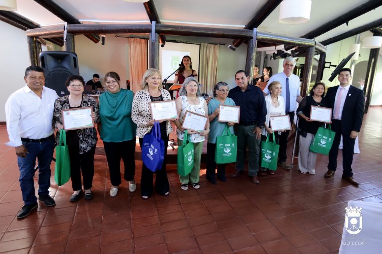 Usuarios del Centro de Día para Adultos Mayores (Cediam) Quillón adelantaron la Navidad