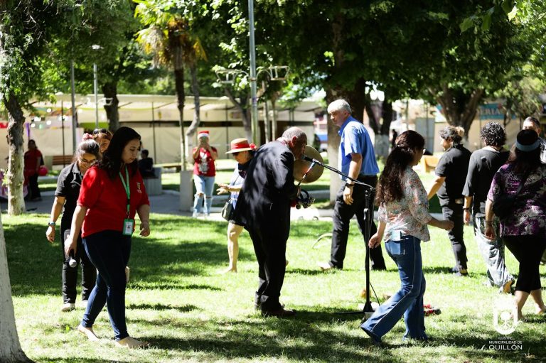 Agrupaciones de Quillón y Chillán realizaron el tradicional Trafkintu en la plaza cívica