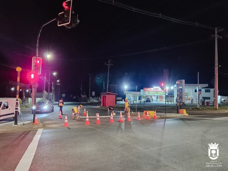 Funcionarios de la Dirección de Tránsito y las unidades de Maquinaria y Prevención de Riesgos, estuvieron hasta altas horas de la noche realizando demarcación vial, en el cruce de la Ruta N78 a Nueva Aldea.