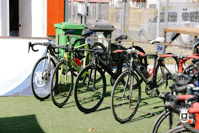 Atletas del Club Triatlón Quillón recibieron equipamiento e indumentaria para su desarrollo deportivo