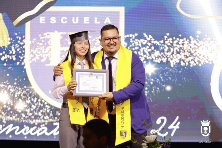 Un total de 47 alumnos y alumnas de la escuela Héroes del Itata recibieron las licencias de promoción de Octavo Año Básico a Primer Año Medio.