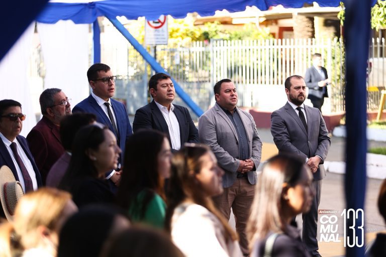 Funcionarios de la Educación entregaron un emotivo saludo a las autoridades en el 133° Aniversario de Quillón