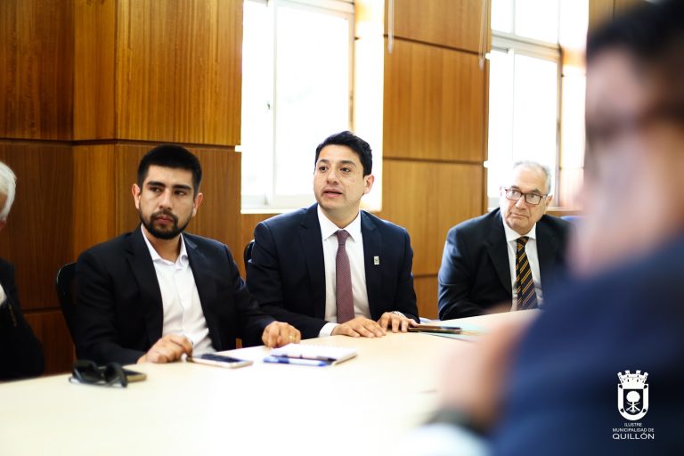 El alcalde Felipe Catalán, junto a sus homólogos ñublensinos, participó de reuniones con el Presidente de la República, Gabriel Boric