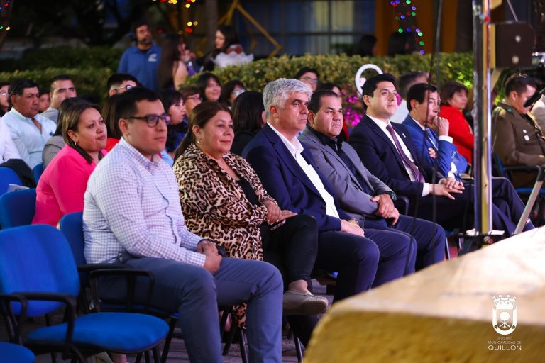 Un total de 50 alumnos y alumnas de la Escuela Amanda Chávez Navarrete recibieron con orgullo sus licencias de promoción de Octavo Año Básico.