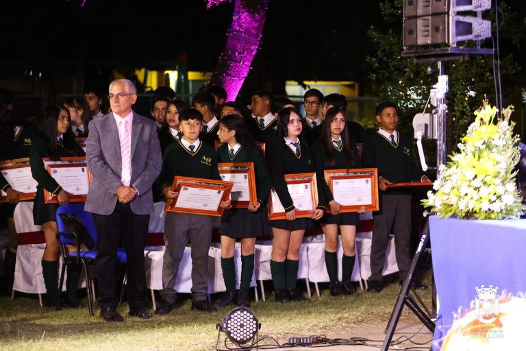Un total de 50 alumnos y alumnas de la Escuela Amanda Chávez Navarrete recibieron con orgullo sus licencias de promoción de Octavo Año Básico.