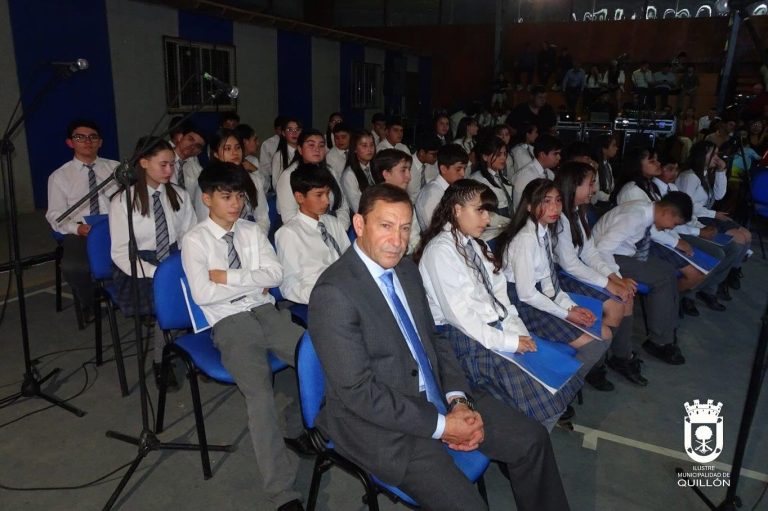 La Escuela El Casino entregó 36 licencias a sus alumnos y alumnas de octavo básico