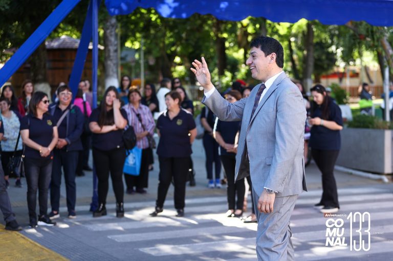 Funcionarios de la Educación entregaron un emotivo saludo a las autoridades en el 133° Aniversario de Quillón