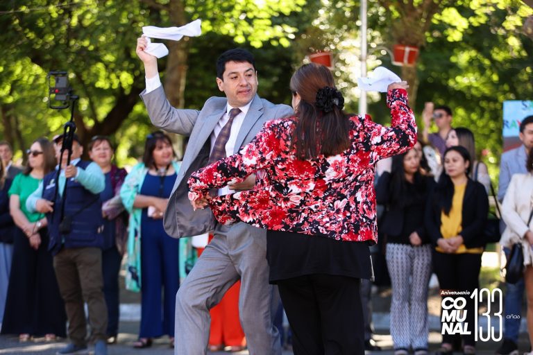 Funcionarios de la Educación entregaron un emotivo saludo a las autoridades en el 133° Aniversario de Quillón