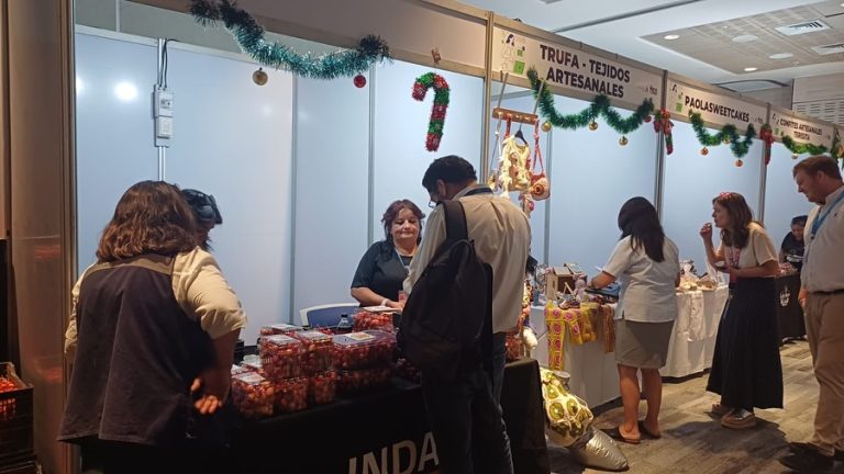 Cereceros de Quillón llegaron a la capital para comercializar la cereza Corazón de Paloma