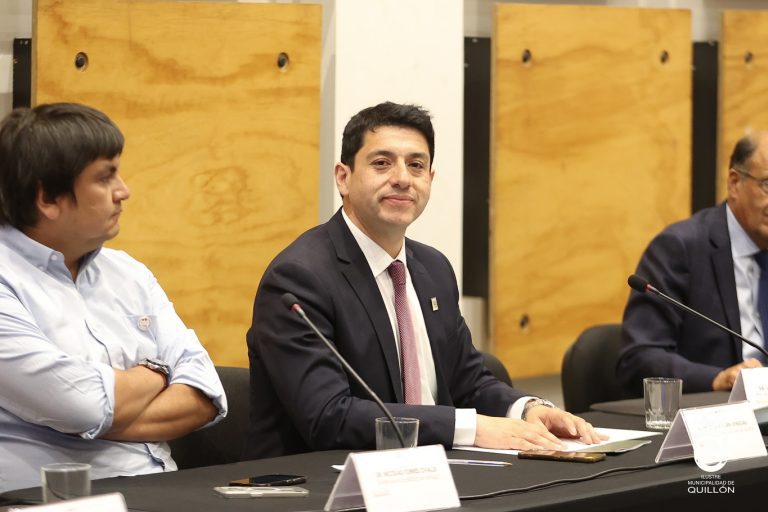 El alcalde Felipe Catalán, junto a sus homólogos ñublensinos, participó de reuniones con el Presidente de la República, Gabriel Boric